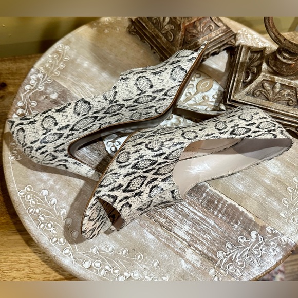 EUC Tahari “The Walden” Peep Toe Pumps. Snakeskin Print Size 9. - Picture 4 of 9